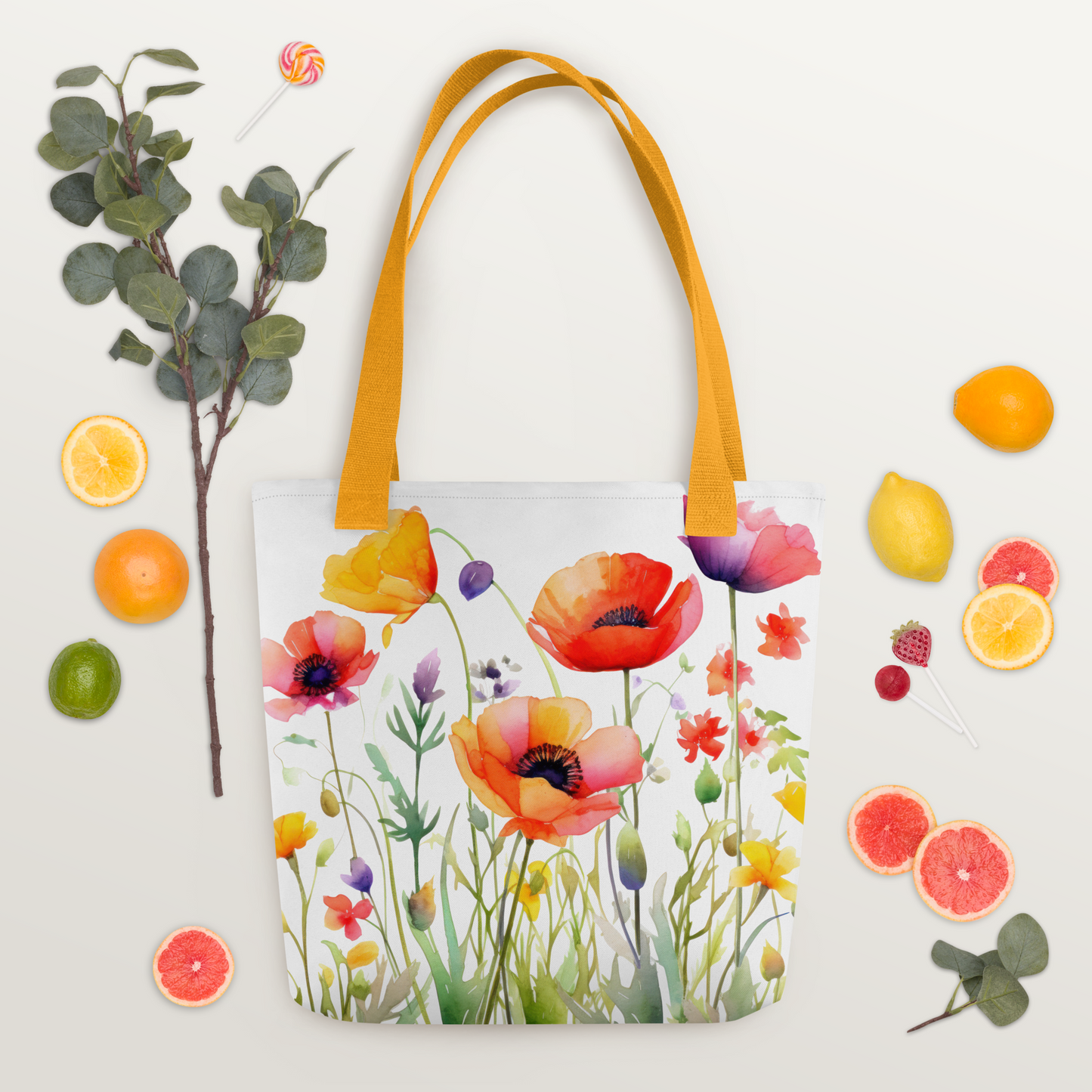 Polyester-tygväska med gult handtag och färgglatt mönster av akvarellmålade ängsblommor på vit botten.
Polyester tote bag with yellow handle and colorful watercolor-style meadow flowers printed on a white background.