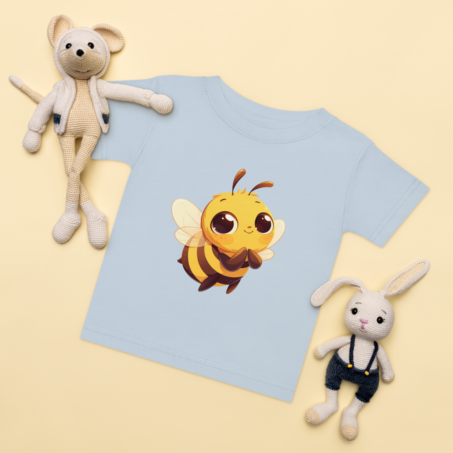 Baby-t-shirt i ljusblå med ett handritat gulligt bi framtill.
Baby t-shirt in light blue with a cute hand-drawn bee on the front.