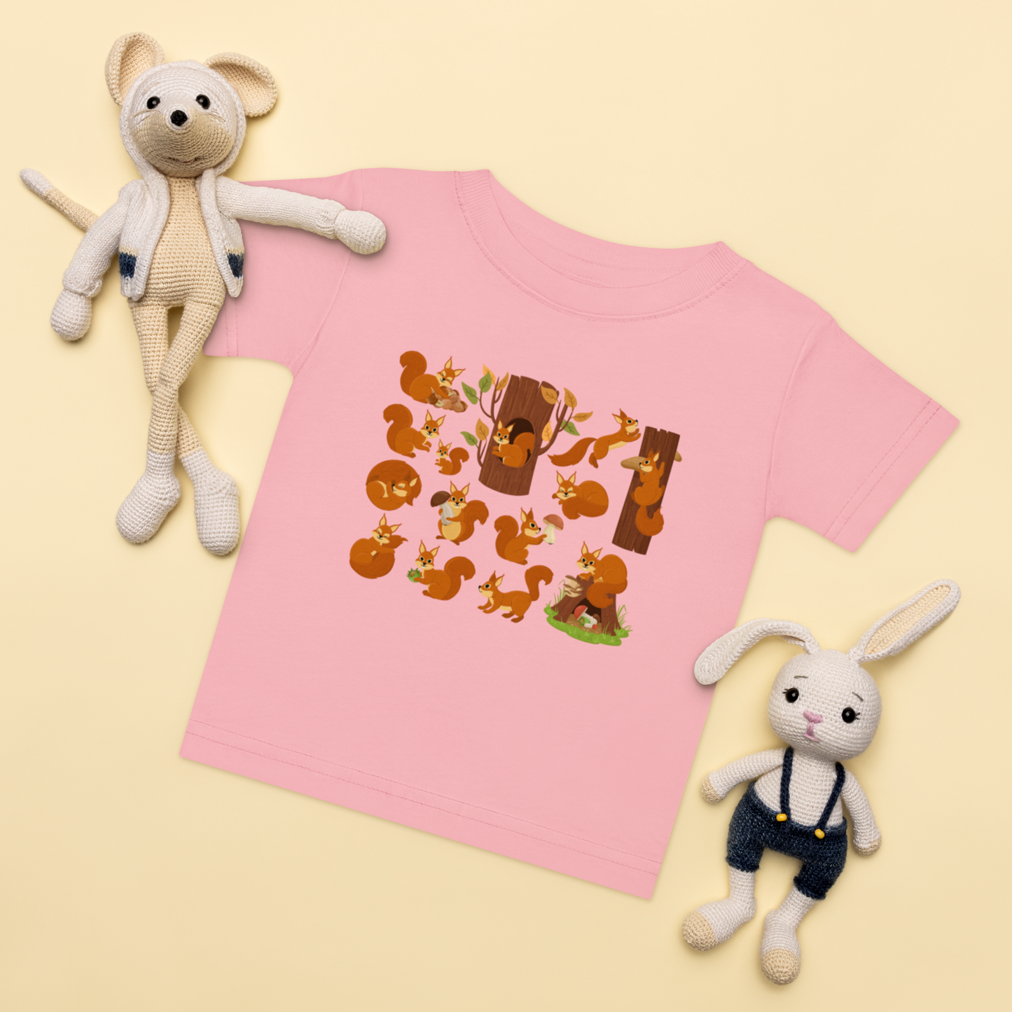 Baby-t-shirt i rosa med handritade ekorrar framtill
Baby t-shirt in pink with hand-drawn squirrels on the front.