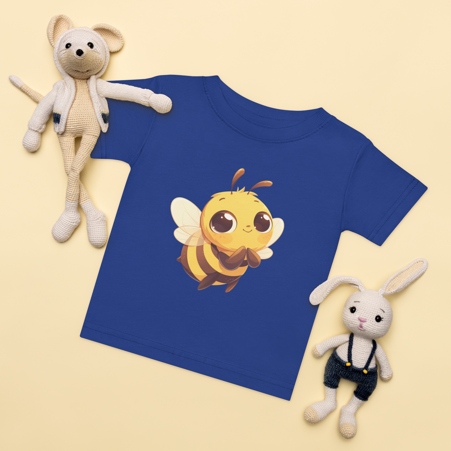 Baby-t-shirt i royalblå med ett handritat gulligt bi framtill.
Baby t-shirt in royal with a cute hand-drawn bee on the front.