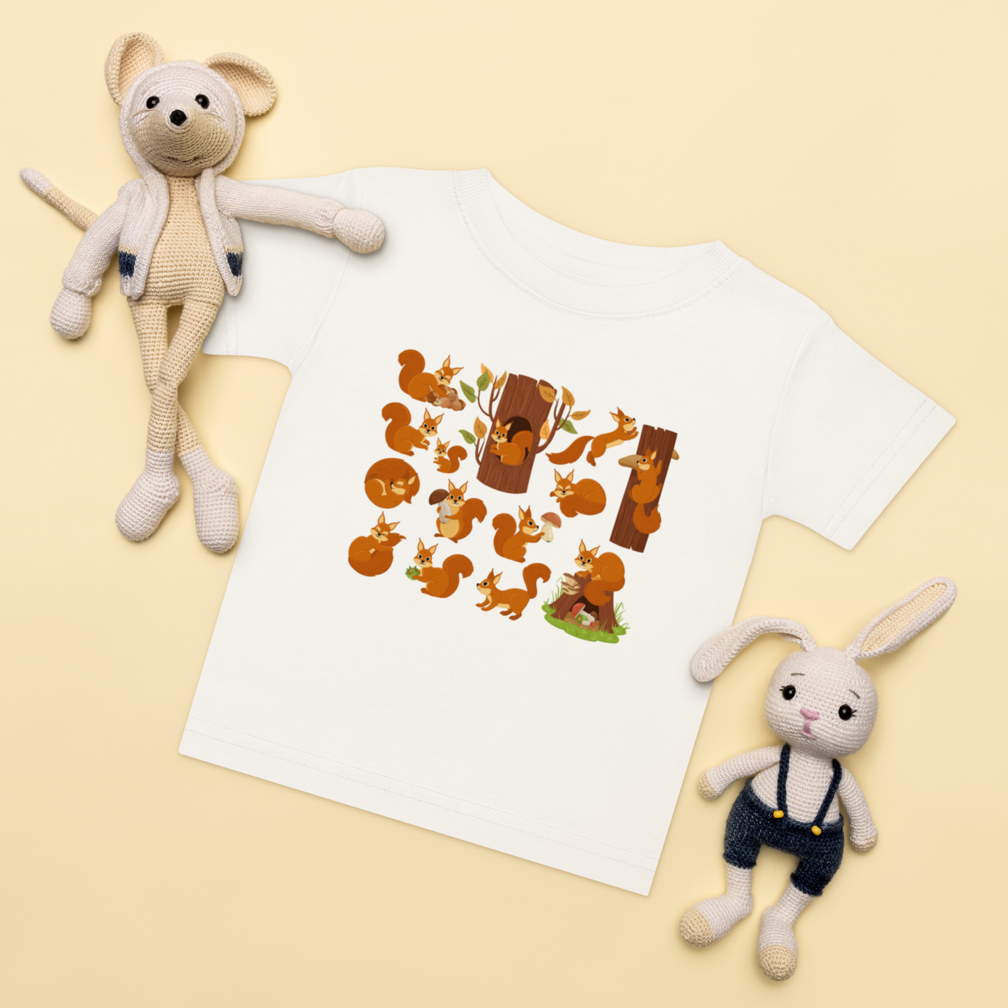 Baby-t-shirt i vit med handritade ekorrar framtill.
Baby t-shirt in white with hand-drawn squirrels on the front.