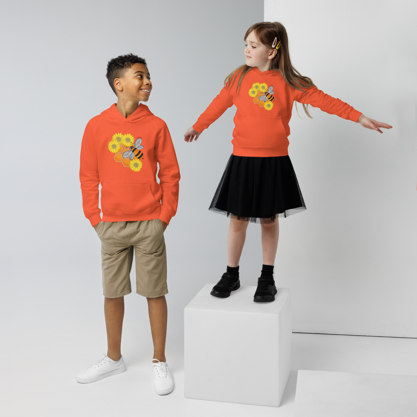 Ekologisk barnhoodie – Bi, Blommor och Honungskakor