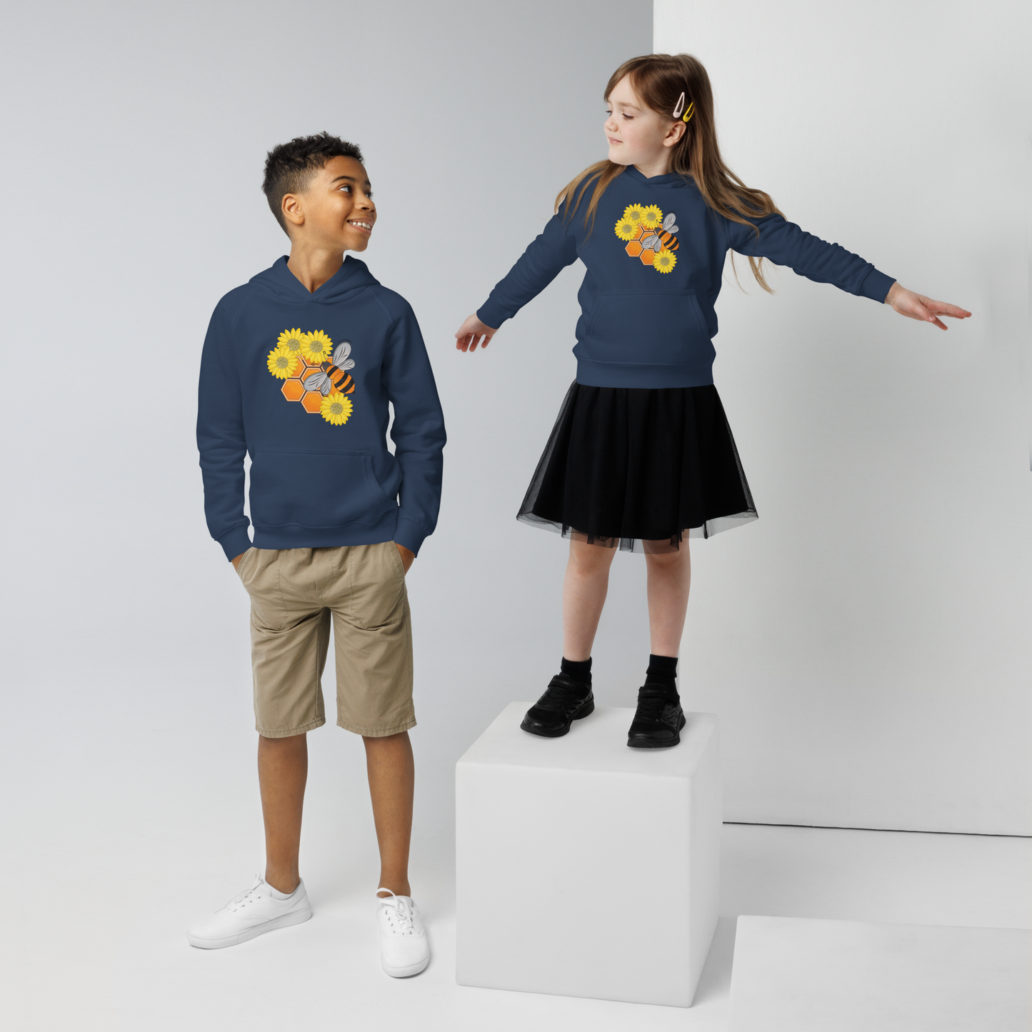 Ekologisk barnhoodie – Bi, Blommor och Honungskakor