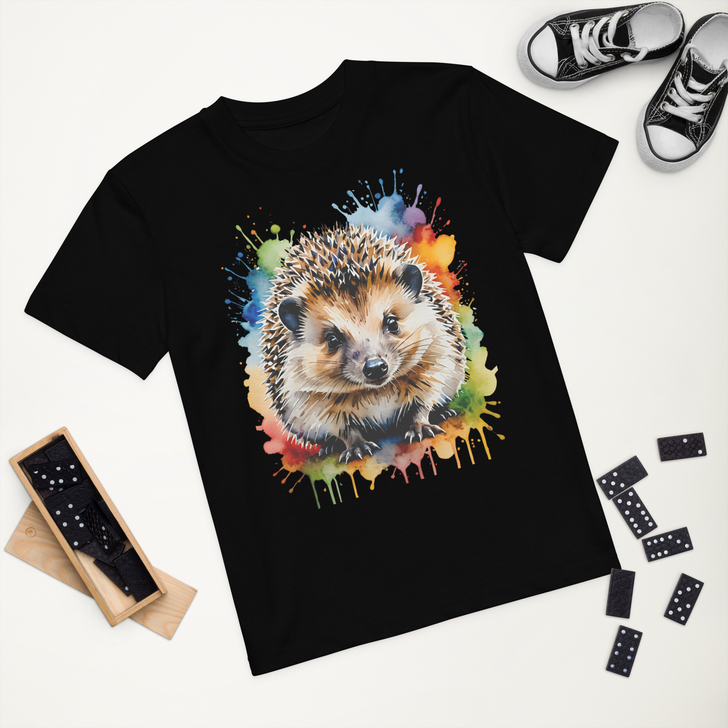 Ekologisk barn-t-shirt i svart med realistisk igelkott och färgstänk framtill.
Organic kids t-shirt in black with a realistic hedgehog and colorful paint splatter on the front.