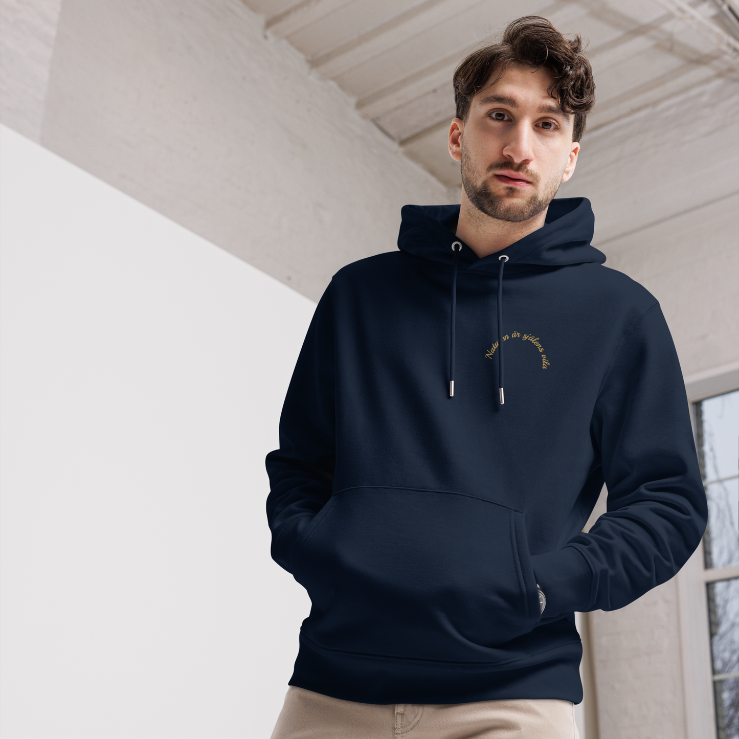 Unisex Essential Eco Hoodie – "Naturen är Själens Vila" (broderad på bröstet)