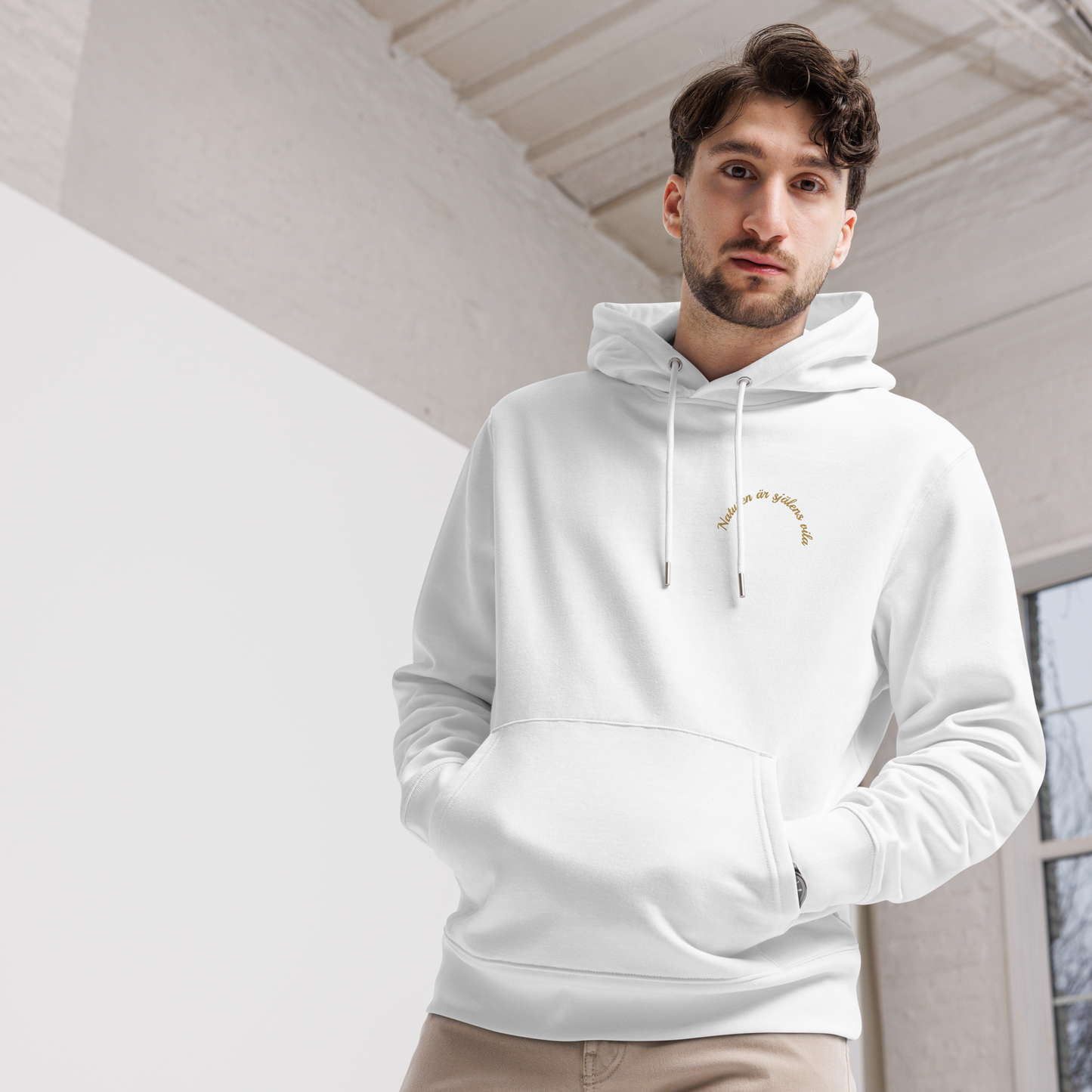 Unisex Essential Eco Hoodie – "Naturen är Själens Vila" (broderad på bröstet)