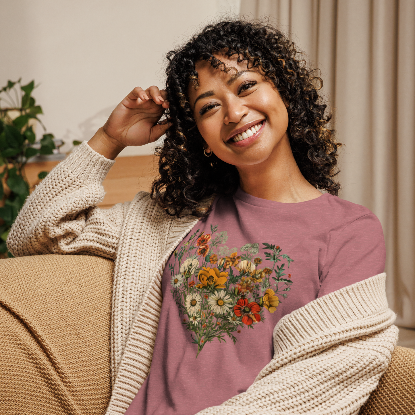 Avslappnad T-shirt för Kvinnor – Hjärta av Vildblommor