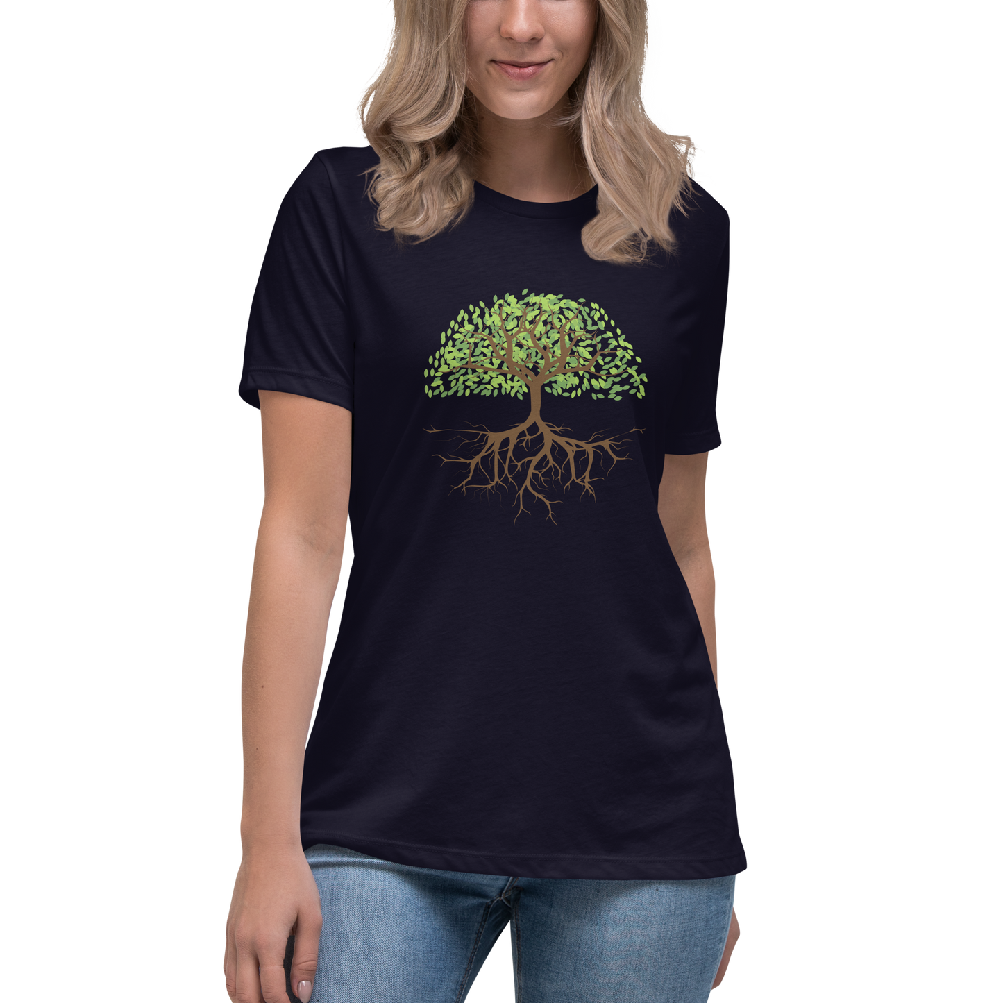Women's relaxed fit t-shirt in navy featuring a hand-drawn tree with green leaves and detailed roots.
Avslappnad dam-t-shirt i marinblå med ett handritat träd med gröna löv och detaljerade rötter..
