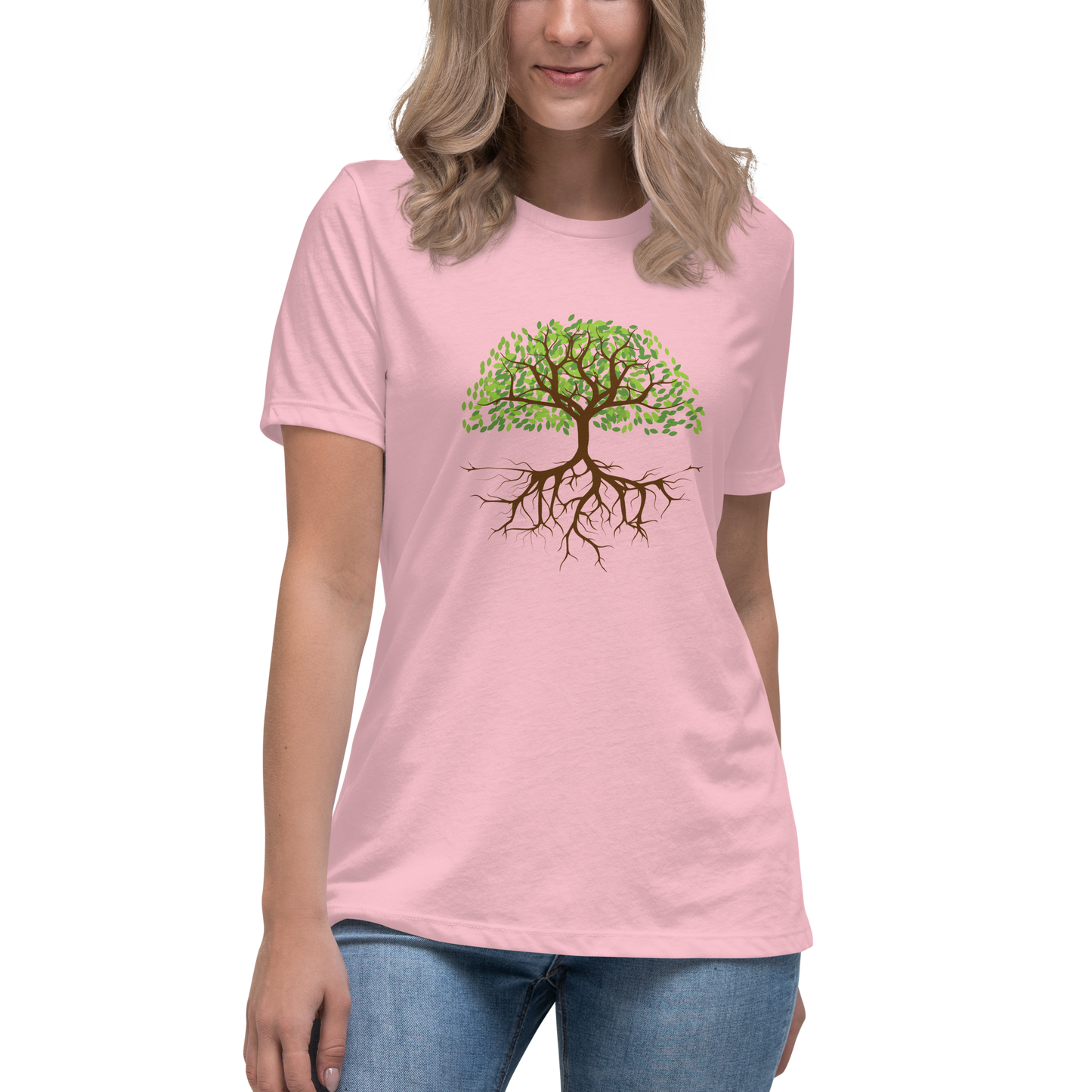 Women's relaxed fit t-shirt in pink featuring a hand-drawn tree with green leaves and detailed roots.
Avslappnad dam-t-shirt i rosa med ett handritat träd med gröna löv och detaljerade rötter..