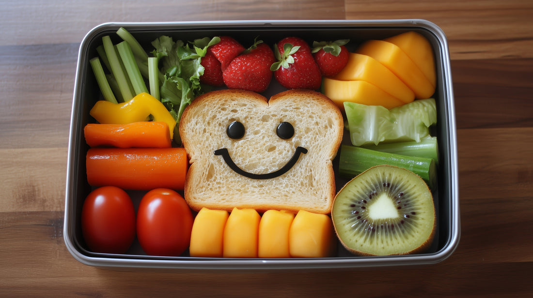 Hållbar lunchlåda för barn med frukt, grönsaker och en glad smörgås – ett plastfritt och roligt lunchalternativ.