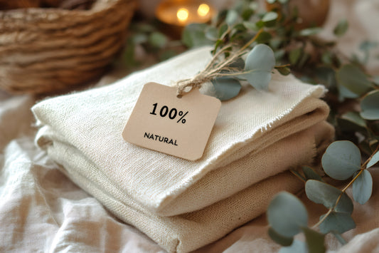 Hopvikt naturligt tyg med etikett som säger "100% Natural" – ekologisk textil och hållbart materialval.