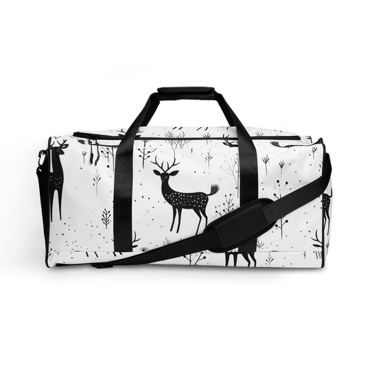 Polyester duffelväska med svart rem och svartvitt mönster av hjortar och växtdetaljer på vit botten.
Polyester duffel bag with black strap and a black-and-white pattern of deer and plant details on a white background.