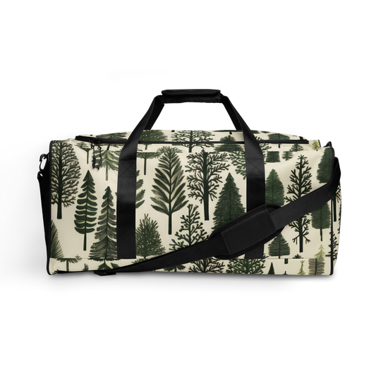 Duffelväska i polyester med svart rem och mönster av olika granar i mörkgrönt mot ljus bakgrund.
Polyester duffel bag with black strap and a pattern of various pine trees in dark green on a light background.