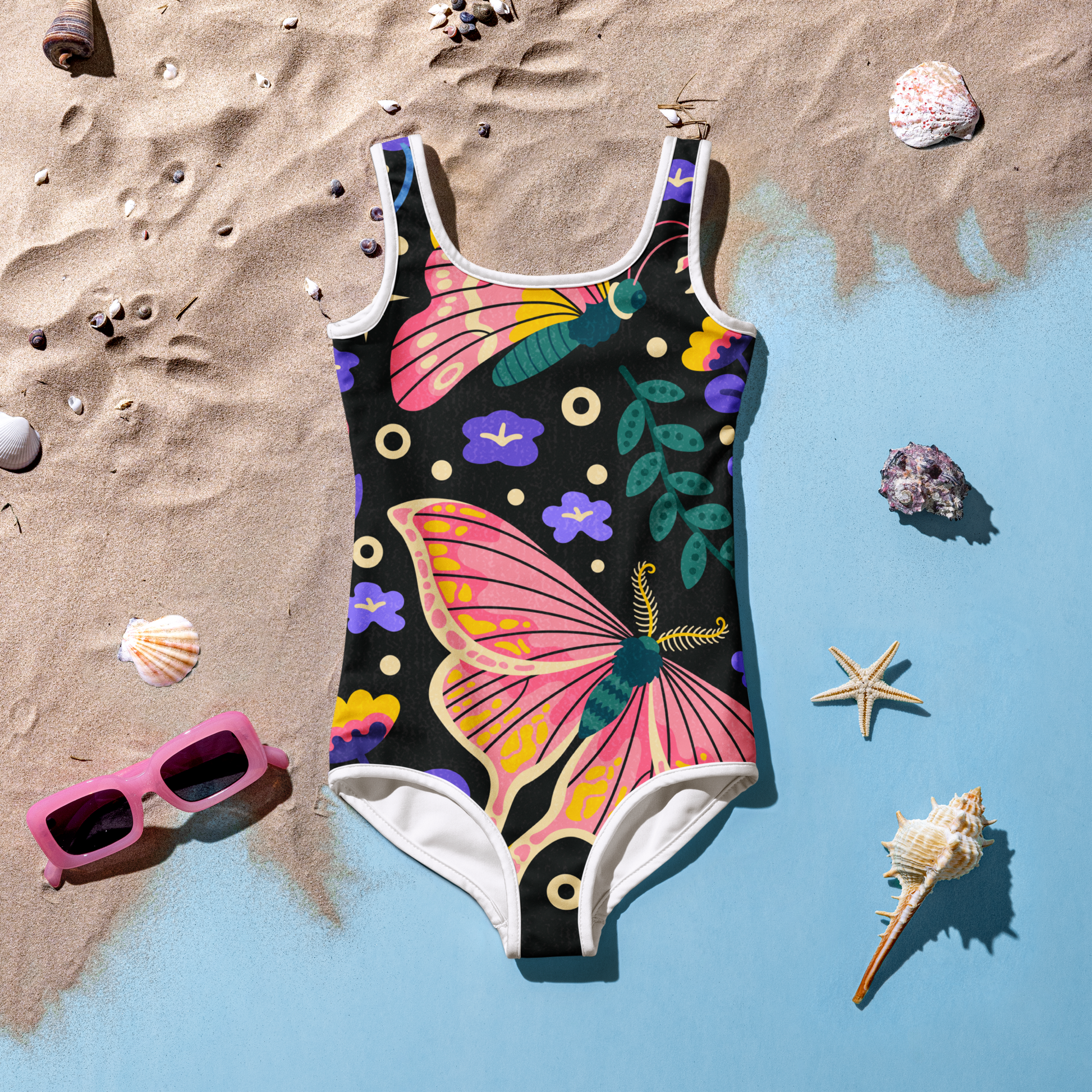 Barnbaddräkt med stora färgglada fjärilar och blommor på svart bakgrund.
Kids' swimsuit with large colorful butterflies and flowers on a black background.