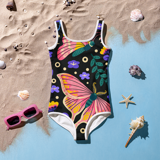 Barnbaddräkt med stora färgglada fjärilar och blommor på svart bakgrund.
Kids' swimsuit with large colorful butterflies and flowers on a black background.