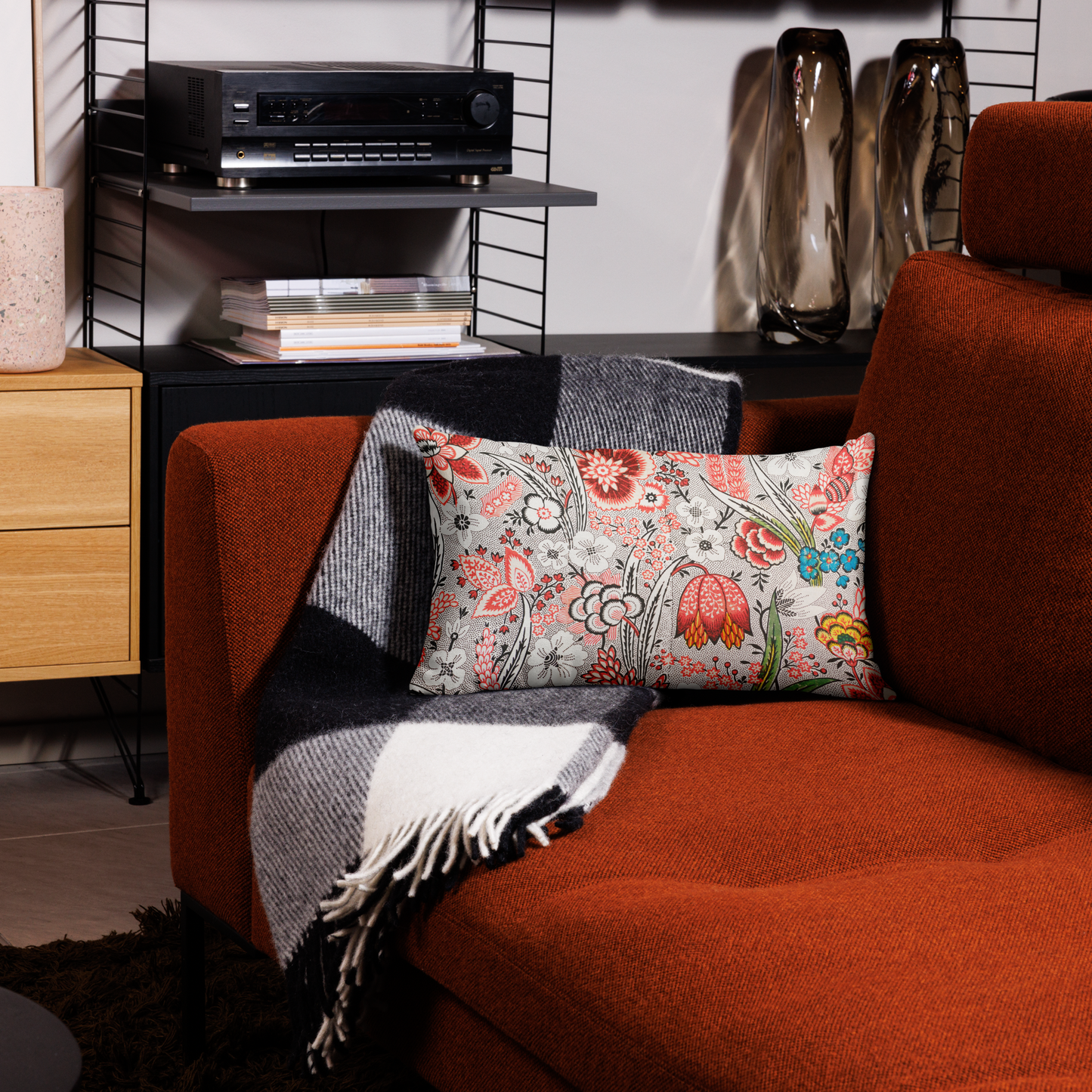 Kuddfodral med handritat retro blommönster i rött, svart och grönt på en soffa i modern inredning.50.8x30.5 cm
Pillowcase with hand-drawn retro floral pattern in red, black, and green placed on a modern rust-colored sofa. 50.8x30.5cm