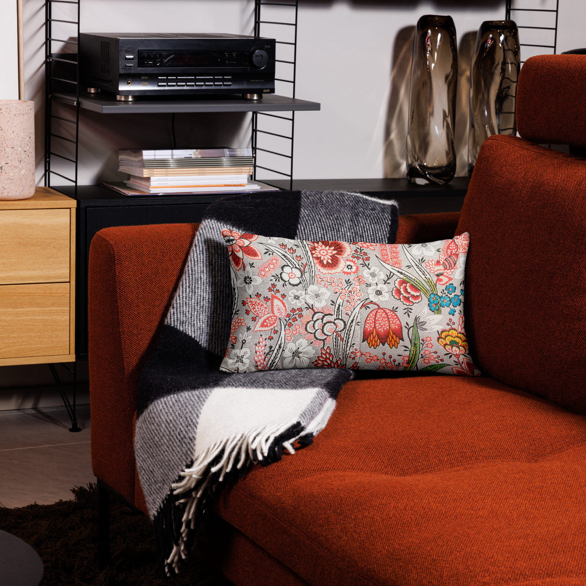 Kuddfodral med handritat retro blommönster i rött, svart och grönt på en soffa i modern inredning.50.8x30.5 cm
Pillowcase with hand-drawn retro floral pattern in red, black, and green placed on a modern rust-colored sofa. 50.8x30.5cm