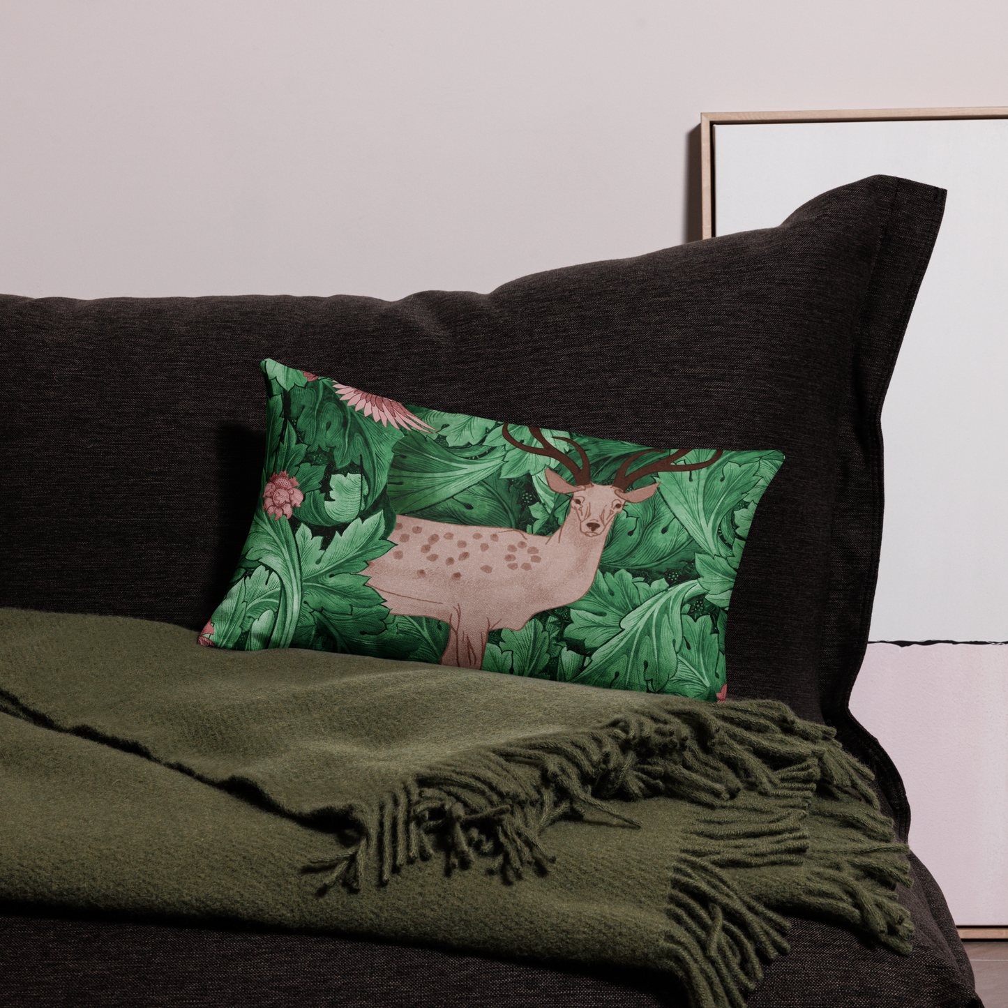 Premium pillow case with double-sided print and hand-drawn deer, oak leaves, and bird.
Kuddfodral i premiumkvalitet med tryck på båda sidor – handritad dovhjort, ekblad och fågel. 50.8x30.5 cm