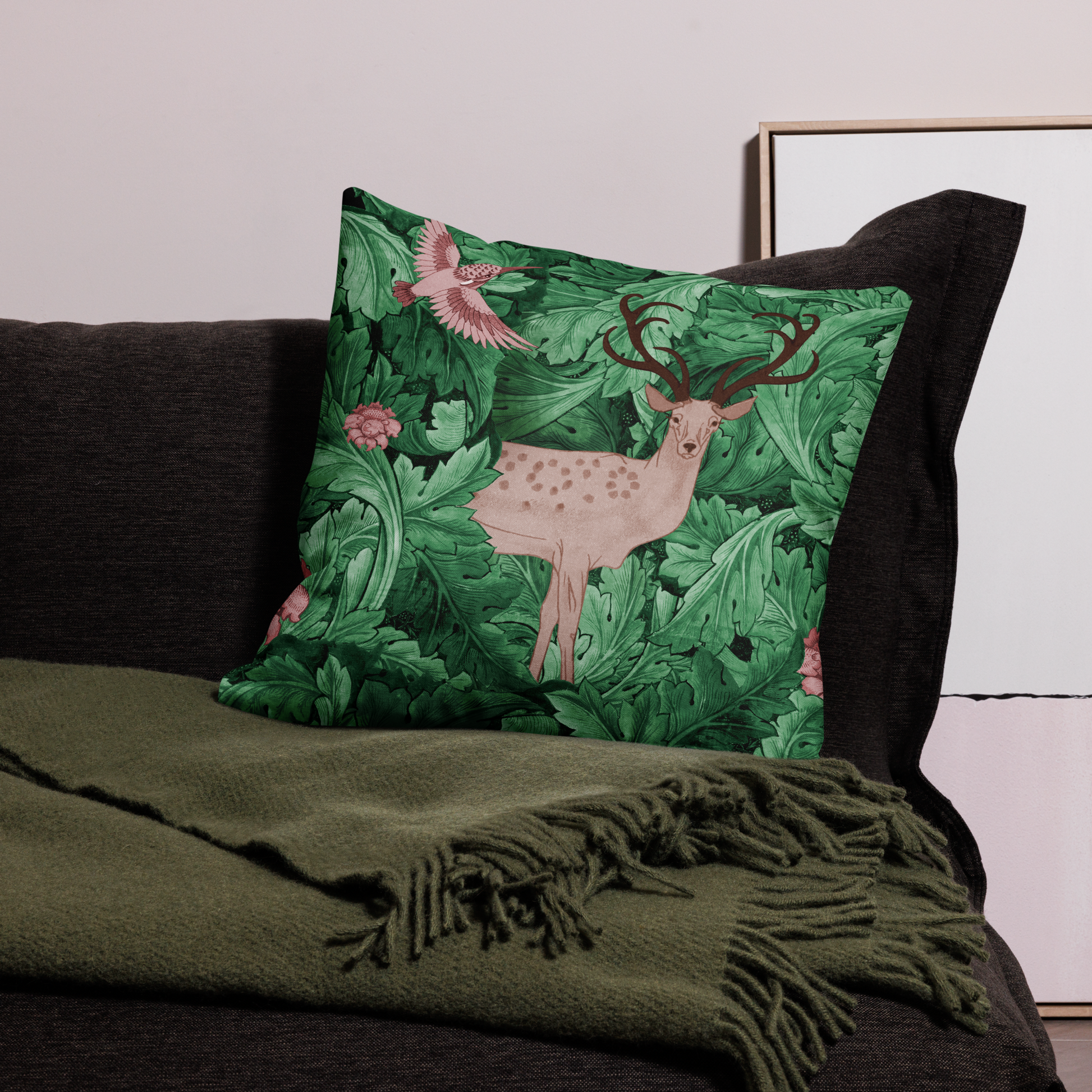 Premium pillow case with double-sided print and hand-drawn deer, oak leaves, and bird.
Kuddfodral i premiumkvalitet med tryck på båda sidor – handritad dovhjort, ekblad och fågel. 55.9x55.9 cm