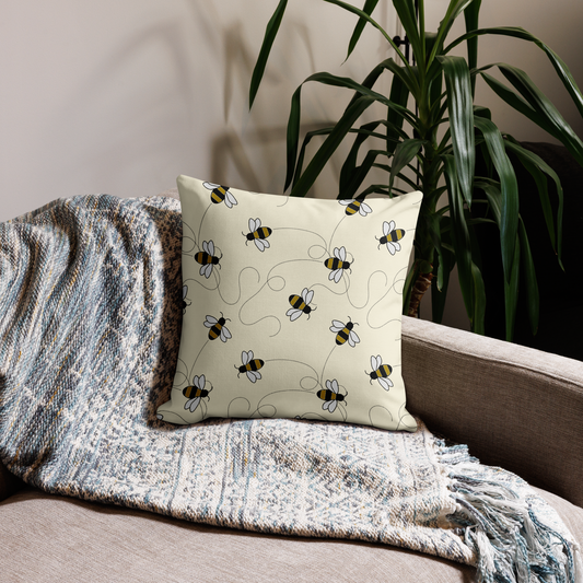 Premium pillow case with double-sided print and playful bee pattern.
Kuddfodral i premiumkvalitet med tryck på båda sidor och lekfullt bivisande mönster. 45.7x45.7cm