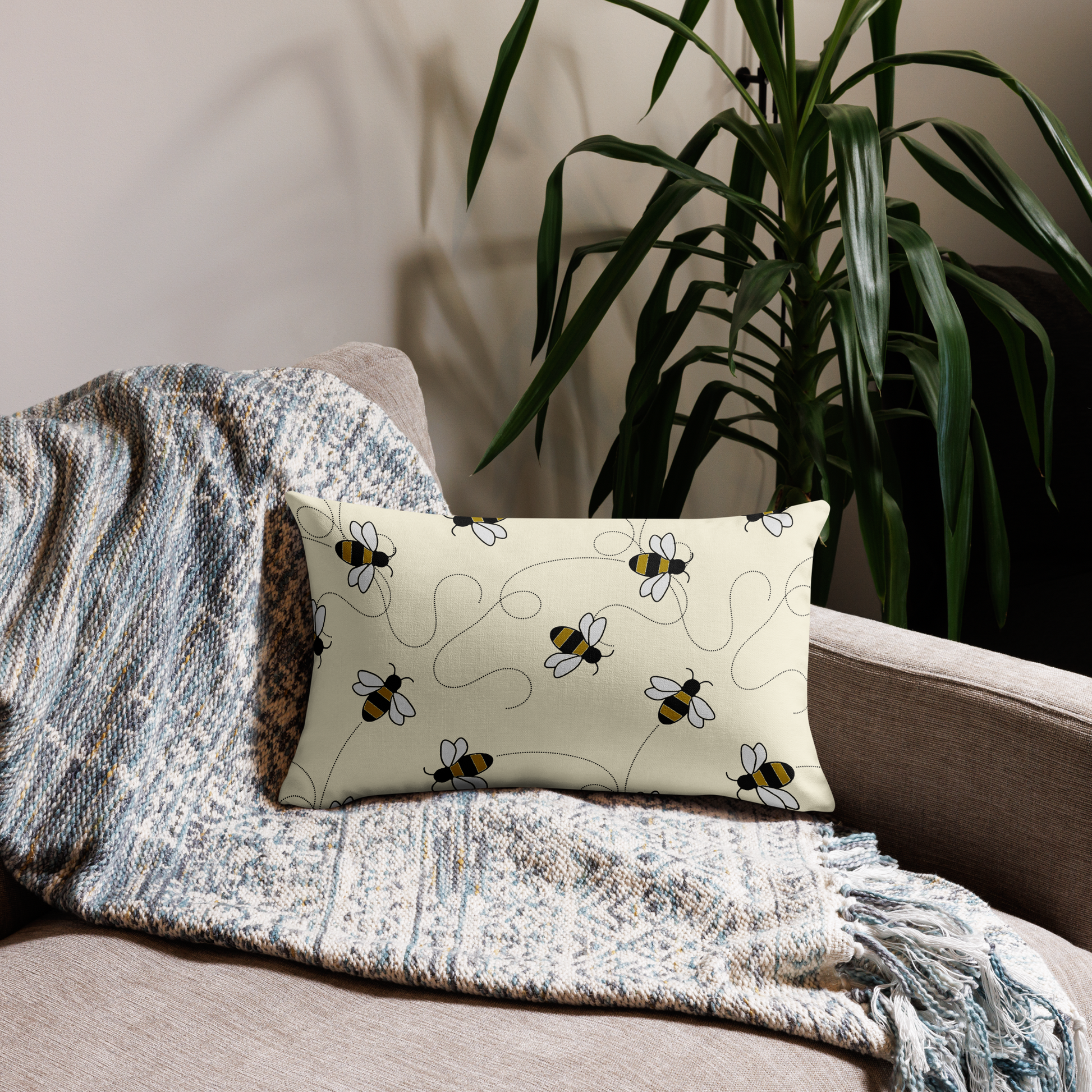 Premium pillow case with double-sided print and playful bee pattern.
Kuddfodral i premiumkvalitet med tryck på båda sidor och lekfullt bivisande mönster. 50.8x30.5cm