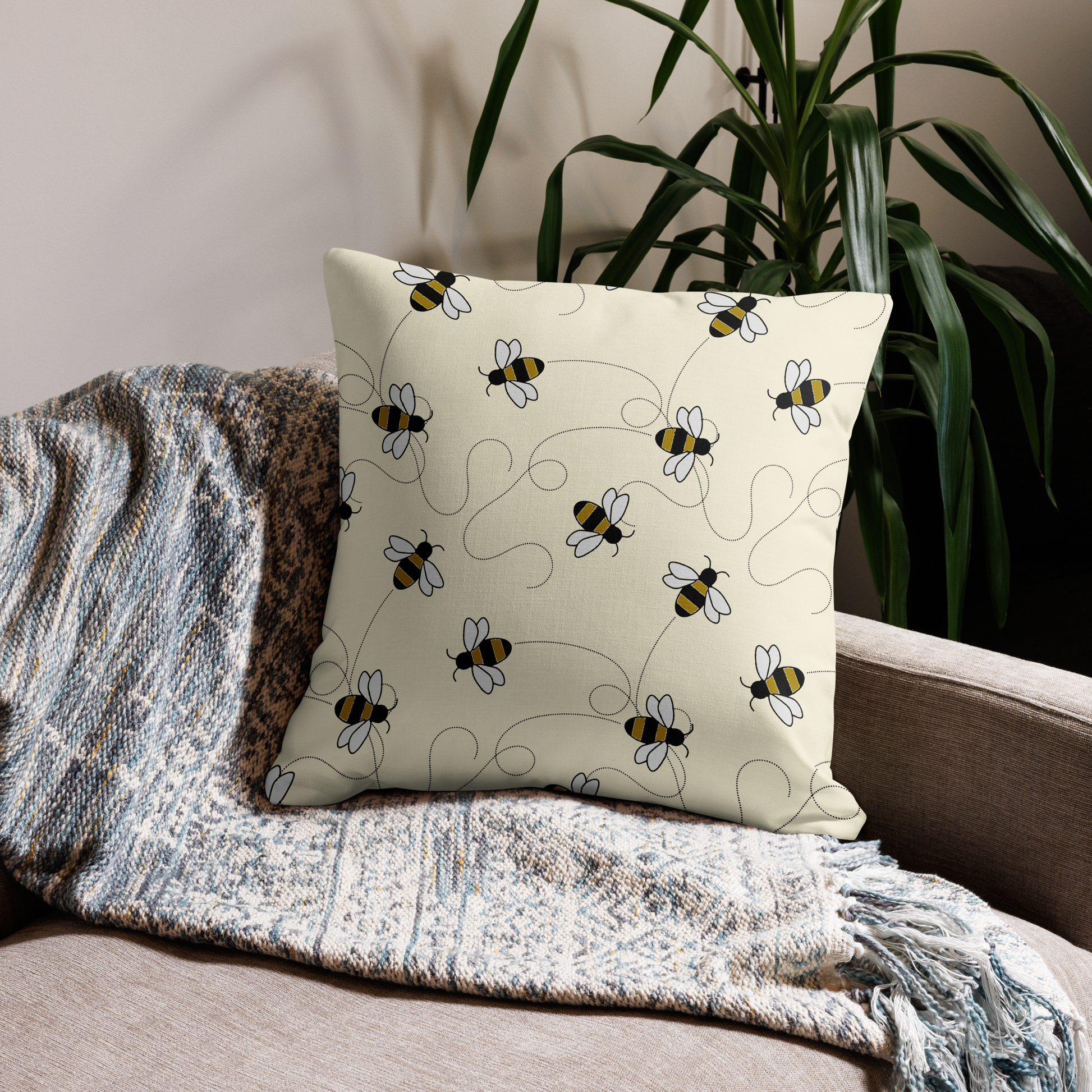Premium pillow case with double-sided print and playful bee pattern.
Kuddfodral i premiumkvalitet med tryck på båda sidor och lekfullt bivisande mönster. 55.9x55.9 cm