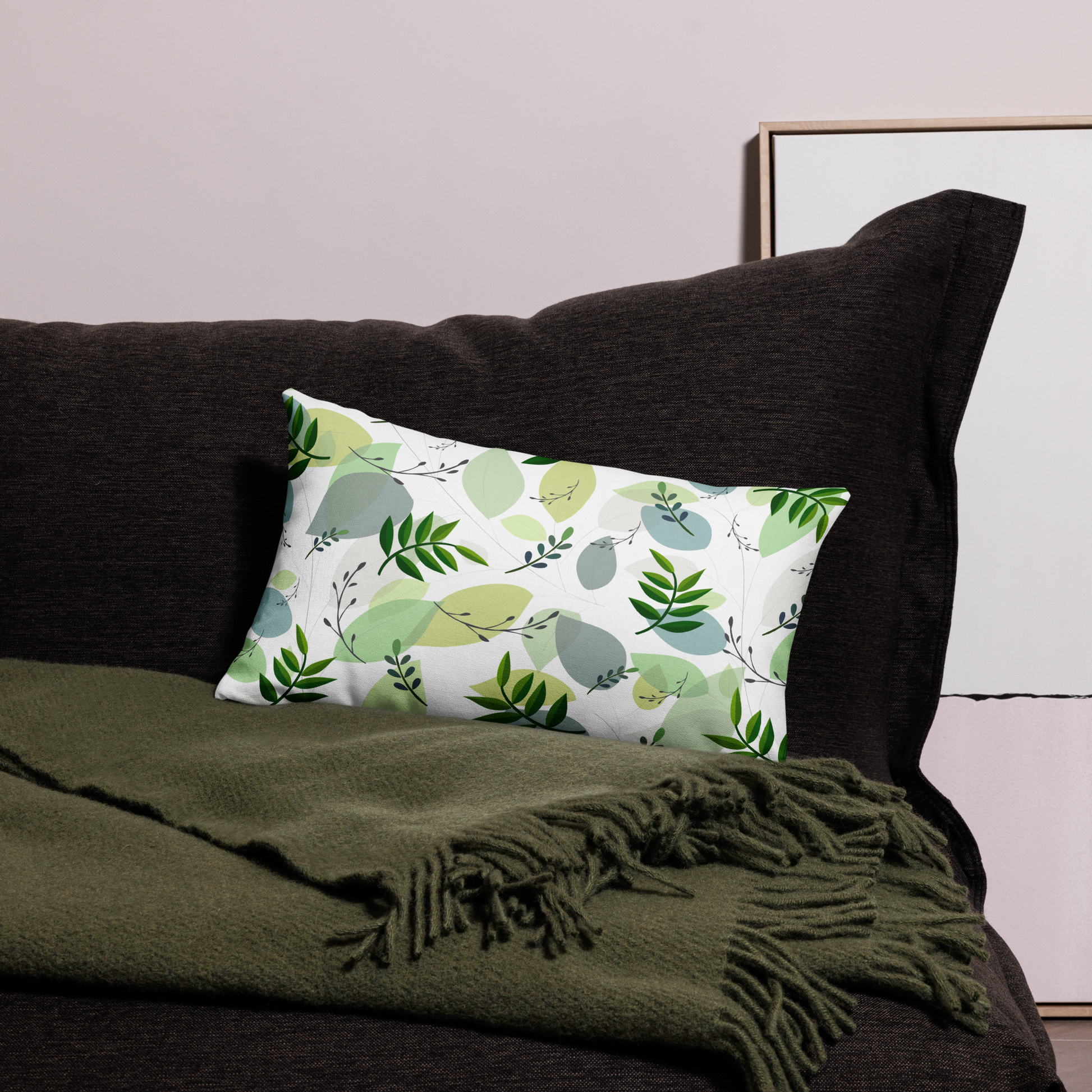 Premium pillow case with double-sided print featuring hand-drawn green leaves.
Kuddfodral i premiumkvalitet med tryck på båda sidor och handritade gröna blad. 50.8x30.5 cm