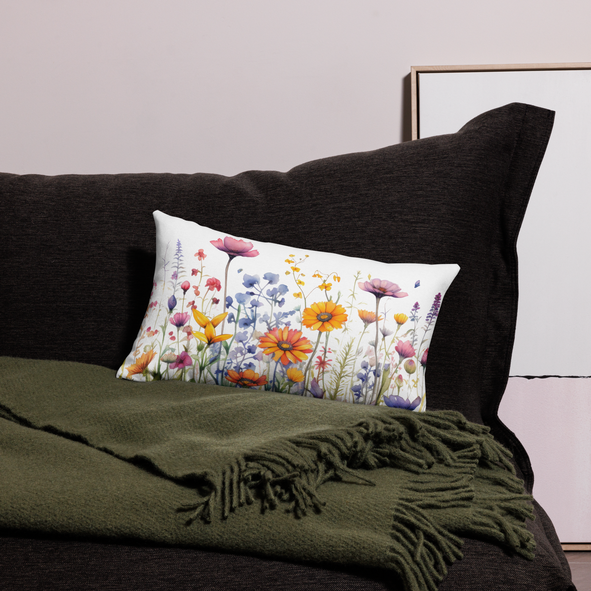 Premium kuddfodral 50,8 × 30,5 cm med akvarellmålade vilda blommor på båda sidor.
Premium pillow case 50,8 × 30,5 cm with watercolor wildflowers printed on both sides.