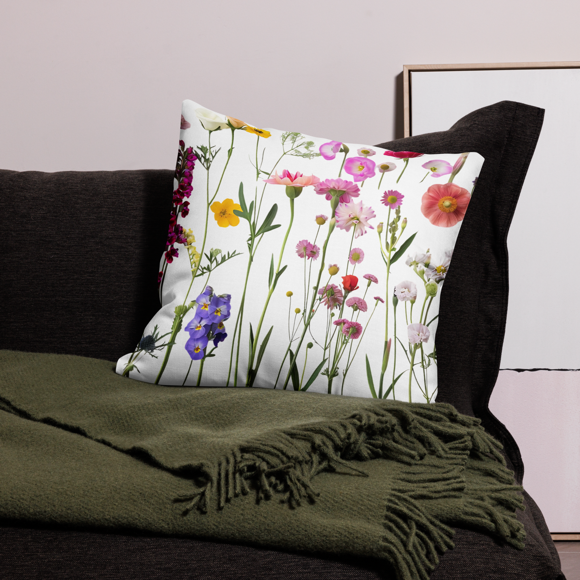 Kuddfodral 55,9 × 55,9 cm med tryck av färgglada sommarblommor på vit bakgrund.
Pillowcase 55,9 × 55,9 cm with a print of colorful wildflowers on a white background.