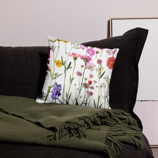 Kuddfodral 45.7x45.7 cm med tryck av färgglada sommarblommor på vit bakgrund.
Pillowcase 45.7x45.7 cm with a print of colorful wildflowers on a white background.