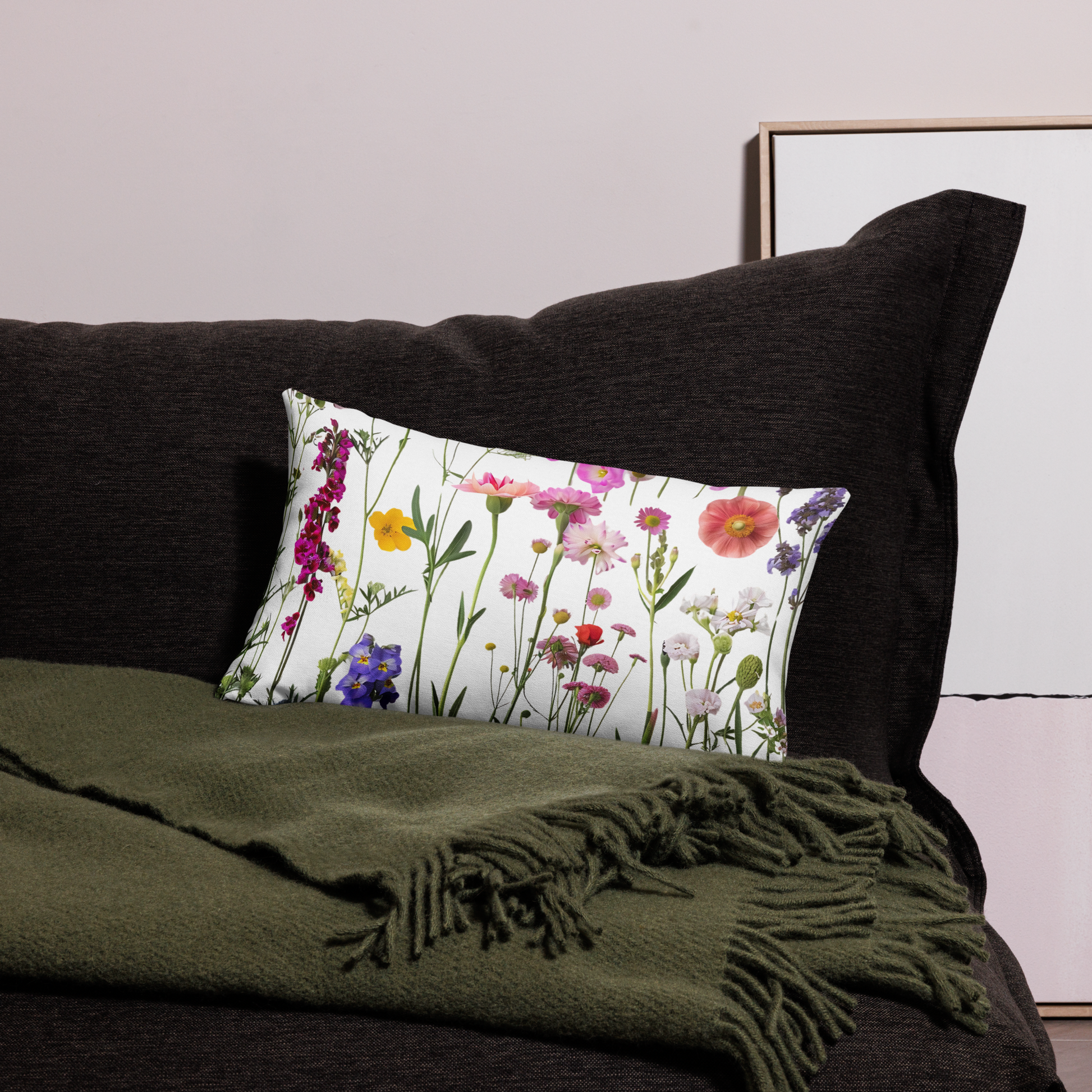 Kuddfodral 50,8 × 30,5 cm med tryck av färgglada sommarblommor på vit bakgrund.
Pillowcase 50,8 × 30,5 cm with a print of colorful wildflowers on a white background.