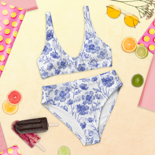 Återvunnen bikini med blått blomtryck och hög midja – recycled high-waisted bikini with blue floral design