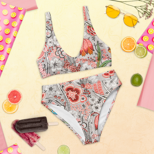 Högmidjad bikini i återvunnet material med retroinspirerat handritat blommönster i rött, svart och grönt.
High-waisted bikini made from recycled material with a retro-inspired hand-drawn floral pattern in red, black, and green.