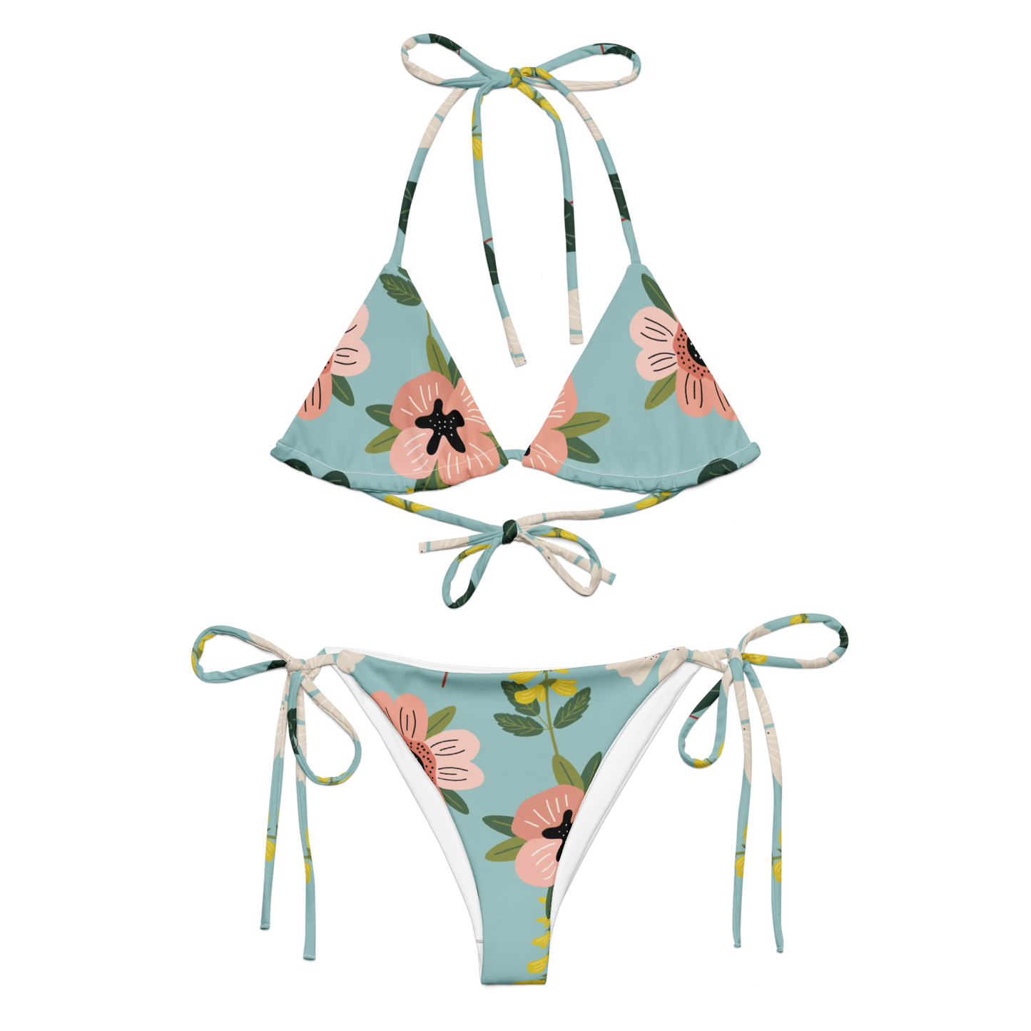 Stringbikini med rosa blommor och gröna blad på ljusblå bakgrund – tillverkad av återvunnet material.
String bikini with pink flowers and green leaves on a light blue background – made from recycled material.