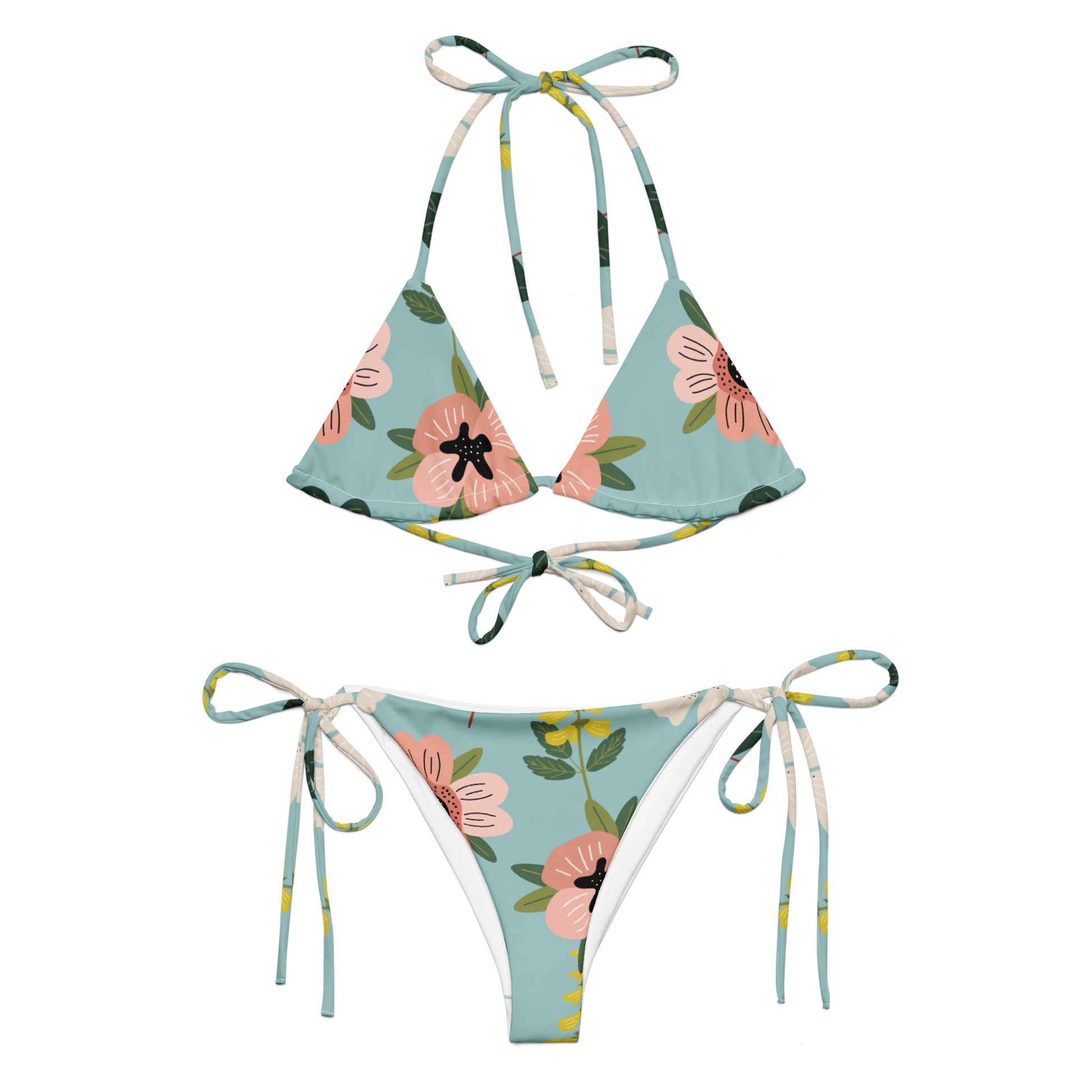 Stringbikini med rosa blommor och gröna blad på ljusblå bakgrund – tillverkad av återvunnet material.
String bikini with pink flowers and green leaves on a light blue background – made from recycled material.