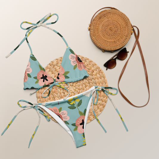 Återvunnen Stringbikini – Rosa Blommor/Ljusblå Bakgrund