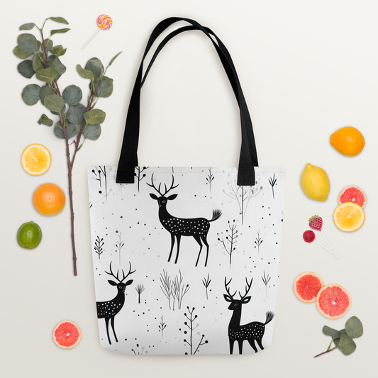 Vit polyester-tygväska med svart handtag och svartvitt mönster av hjortar och växtmotiv över hela ytan.
White polyester tote bag with black handle and black-and-white deer and foliage pattern printed all over.