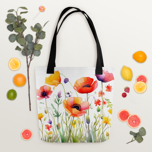 Polyester-tygväska med svart handtag och färgglatt mönster av akvarellmålade ängsblommor på vit botten.
Polyester tote bag with black handle and colorful watercolor-style meadow flowers printed on a white background.