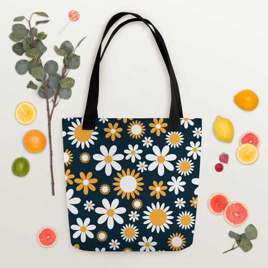 Polyester tygväska med svarta handtag och ett heltäckande mönster av vita och gula prästkragar på mörkblå bakgrund.
Polyester tote bag with black handles and an all-over print of white and yellow daisies on a dark blue background.