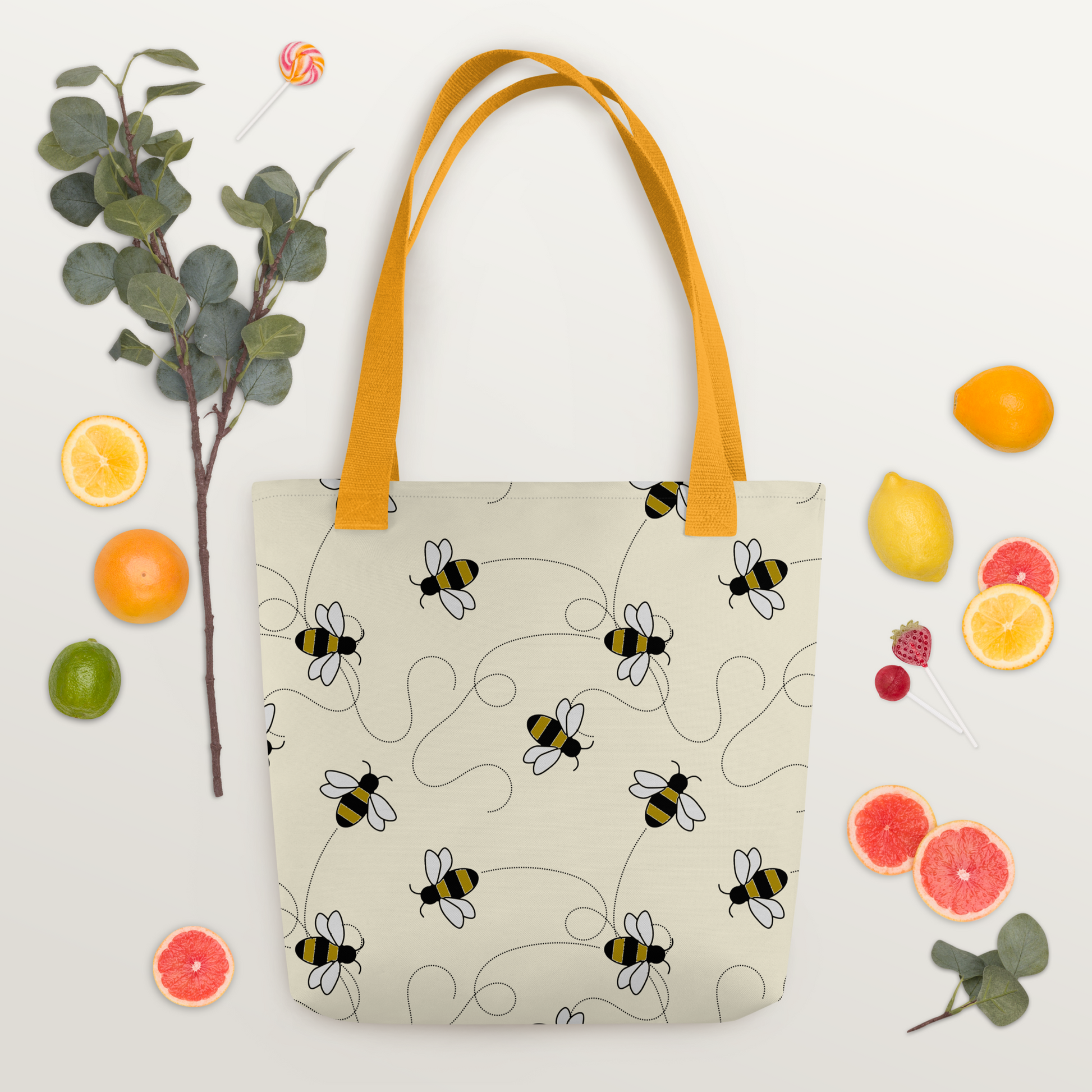 Ljus polyester-tygväska med gult handtag och lekfullt mönster av tecknade bin i svart, gult och vitt.
Light-colored polyester tote bag with yellow handle and playful pattern of cartoon bees in black, yellow, and white.