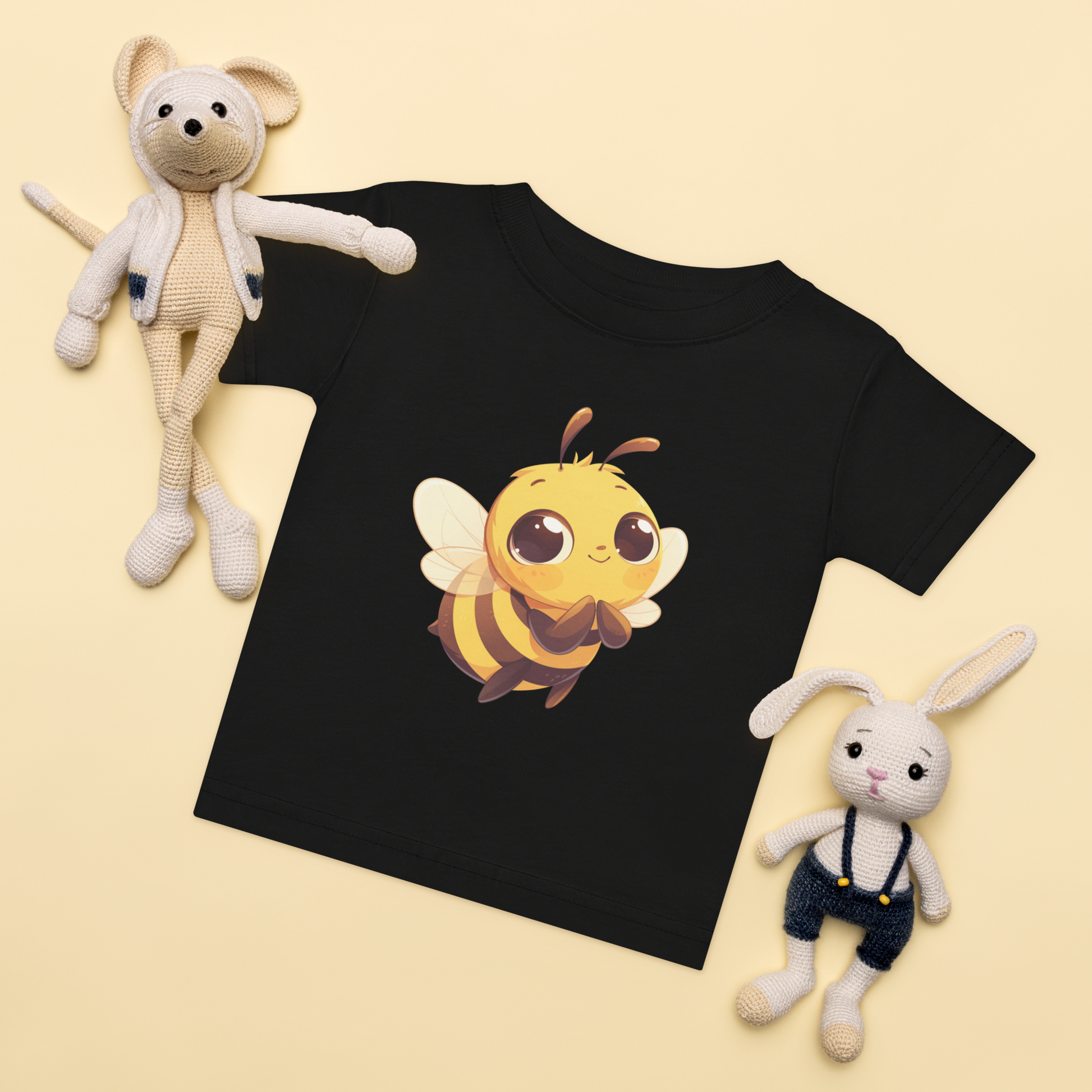 Baby-t-shirt i svart med ett handritat gulligt bi framtill.
Baby t-shirt in black with a cute hand-drawn bee on the front.