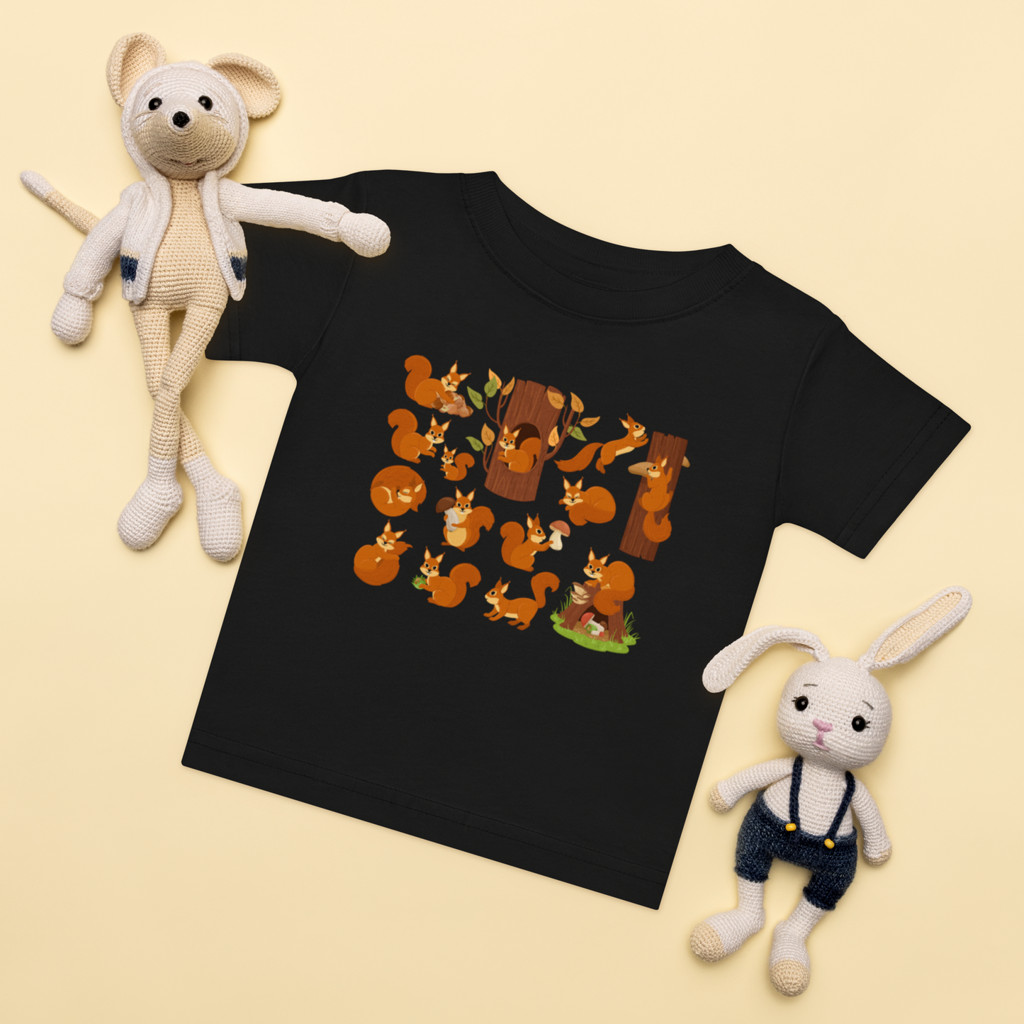 Baby-t-shirt i svart med handritade ekorrar framtill
Baby t-shirt in black with hand-drawn squirrels on the front.