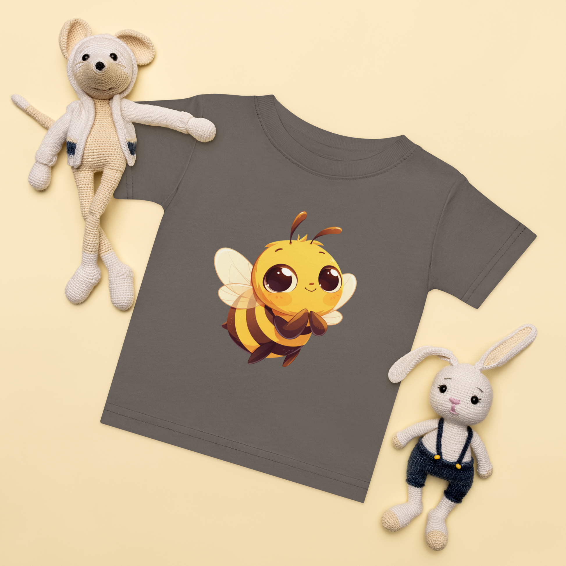 Baby-t-shirt i mörkgrå med ett handritat gulligt bi framtill.
Baby t-shirt in charcoal with a cute hand-drawn bee on the front.