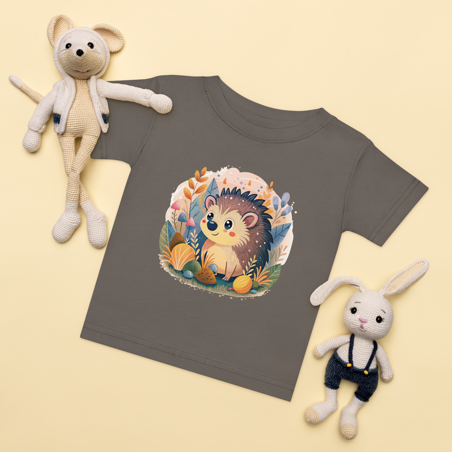 Baby t-shirt in charcoal with a hand-drawn hedgehog and forest elements on the front.
Baby-t-shirt i mörkgrå med handritad igelkott och skogselement framtill.
