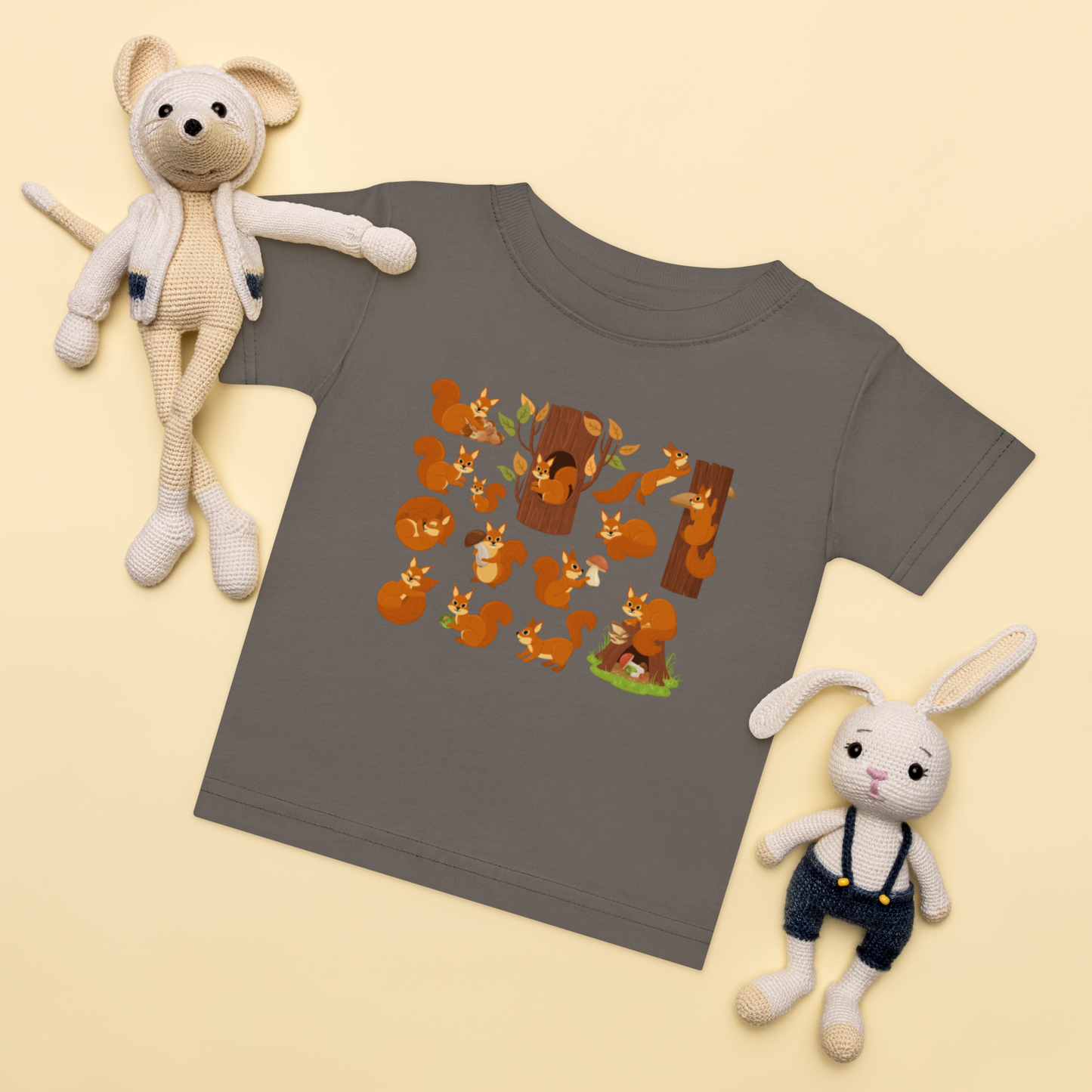 Baby-t-shirt i mörkgrå med handritade ekorrar framtill
Baby t-shirt in charcoal with hand-drawn squirrels on the front.