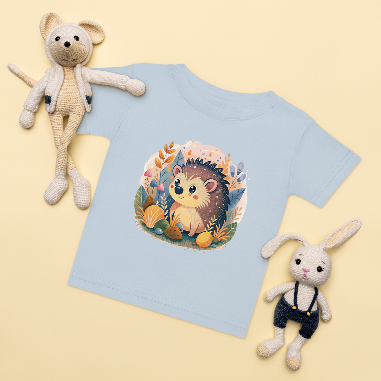 Baby t-shirt in light blue with a hand-drawn hedgehog and forest elements on the front.
Baby-t-shirt i ljusblå med handritad igelkott och skogselement framtill.