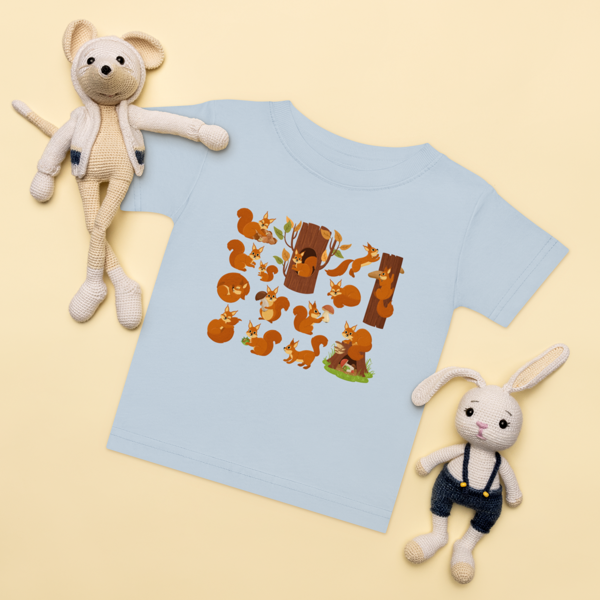 Baby-t-shirt i ljusblå med handritade ekorrar framtill
Baby t-shirt in light blue with hand-drawn squirrels on the front.