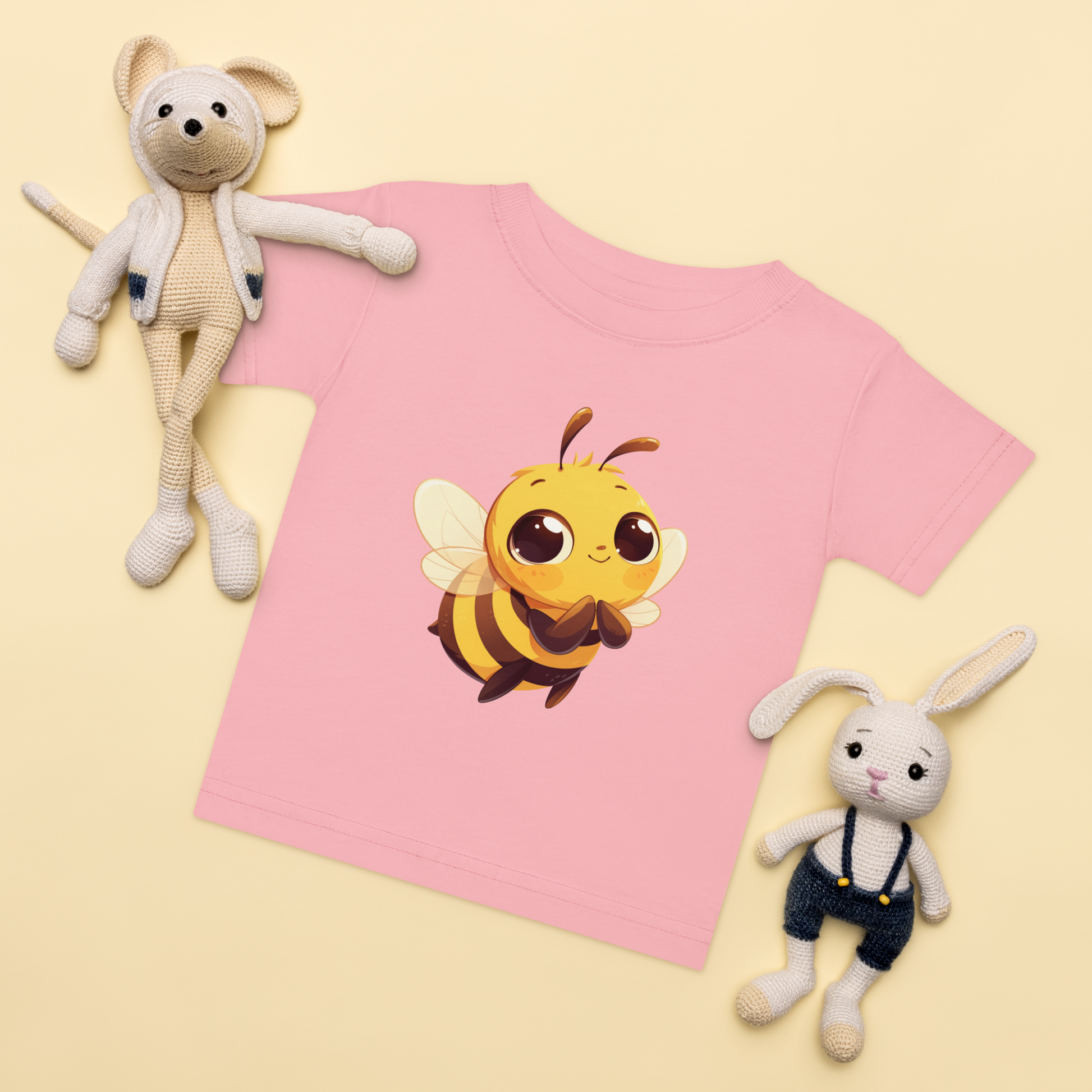 Baby-t-shirt i rosa med ett handritat gulligt bi framtill.
Baby t-shirt in pink with a cute hand-drawn bee on the front.