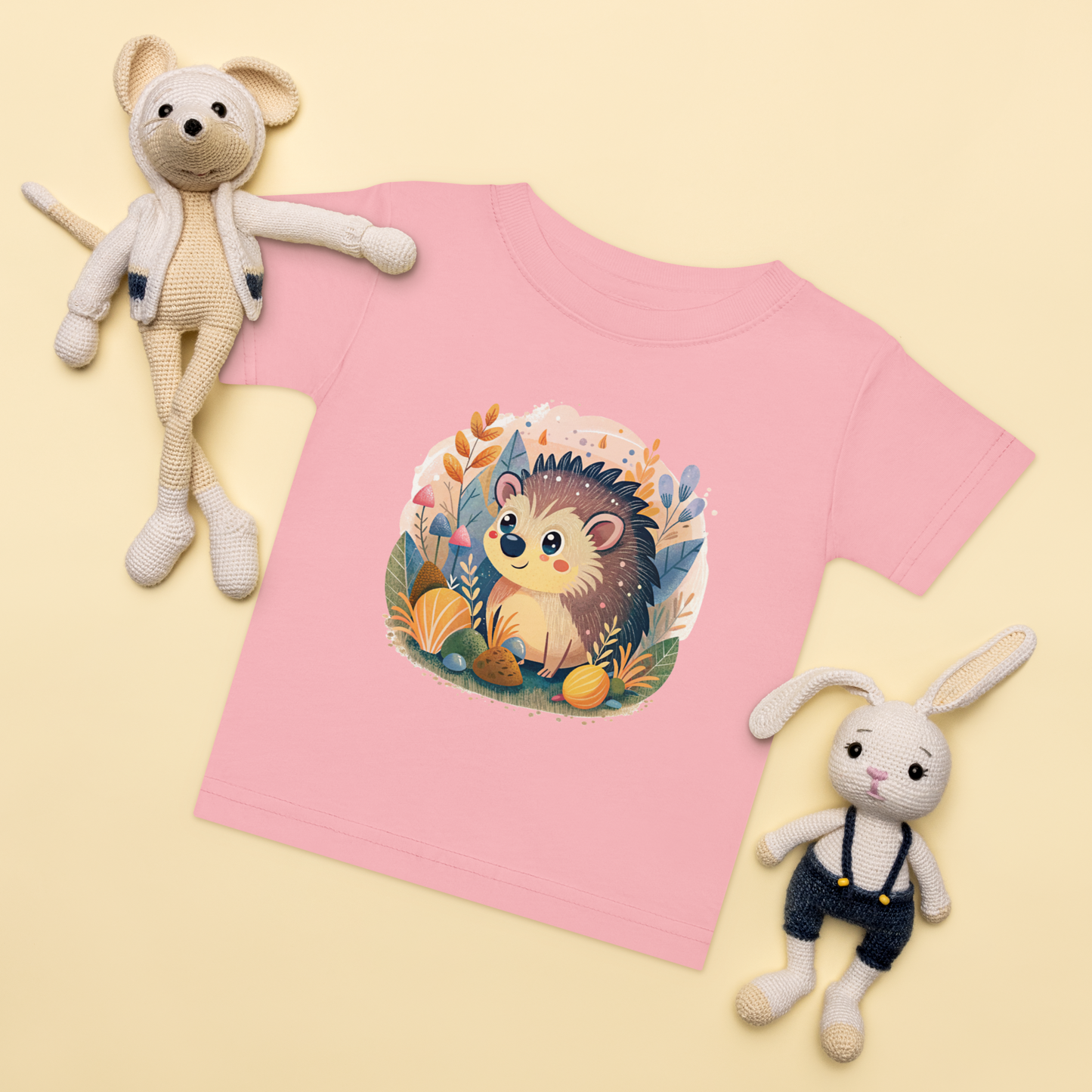 Baby t-shirt in pink with a hand-drawn hedgehog and forest elements on the front.
Baby-t-shirt i rosa med handritad igelkott och skogselement framtill.