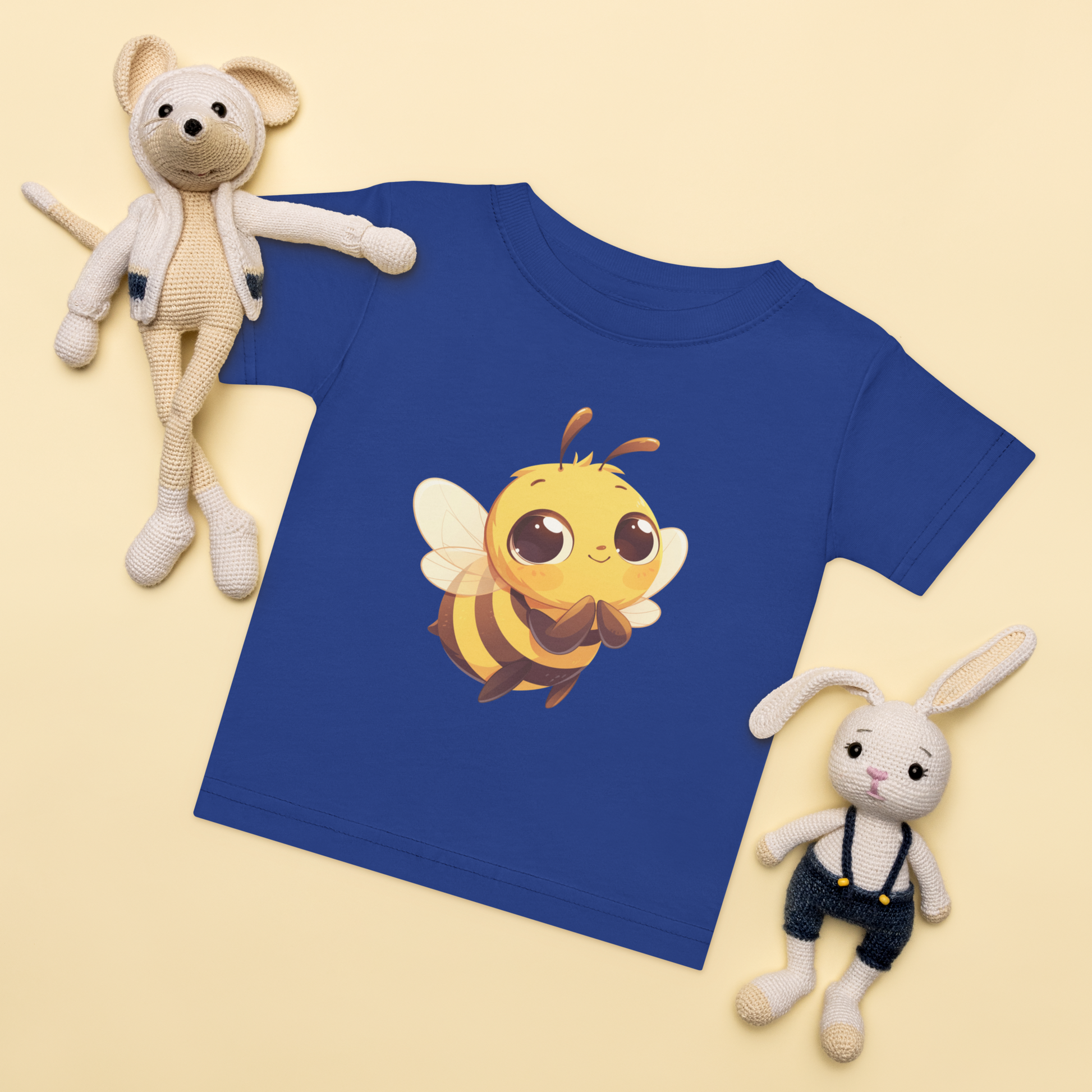 Baby-t-shirt i royalblå med ett handritat gulligt bi framtill.
Baby t-shirt in royal with a cute hand-drawn bee on the front.